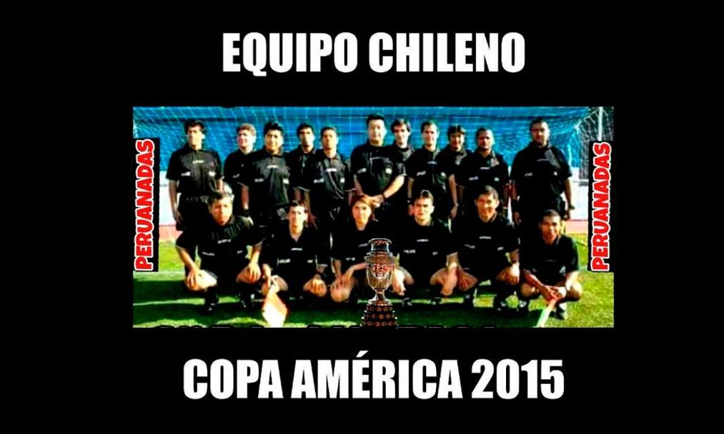 La squadra cilena: tutti arbitri. Evidente riferimento ai presunti favoritismi per la squadra di Sampaoli